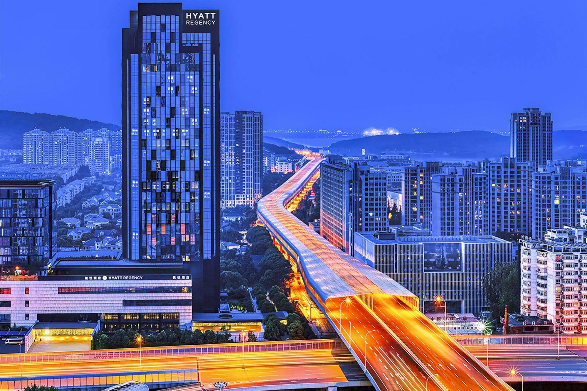 Hyatt Regency Wuhan Optics Valley Экстерьер фото